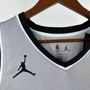 San Antonio Spurs Limited Edition Grey - De'Aaron Fox #4 - image 5