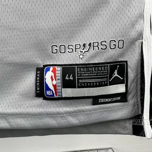 San Antonio Spurs Limited Edition Grey - De'Aaron Fox #4 - image 6