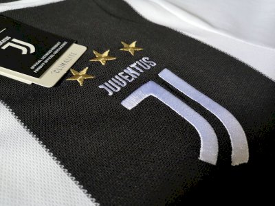 Juventus - Black and white stripes jersey - image 3